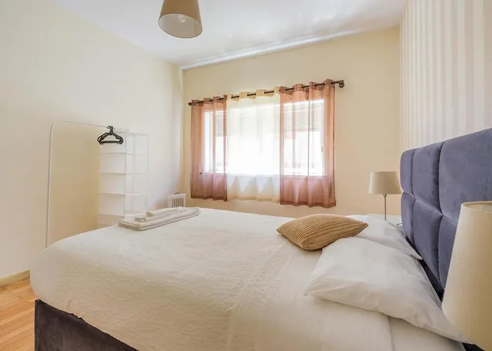 Апартаменты Spacious 3 Brs Apartment, Steps To Joao's Station *