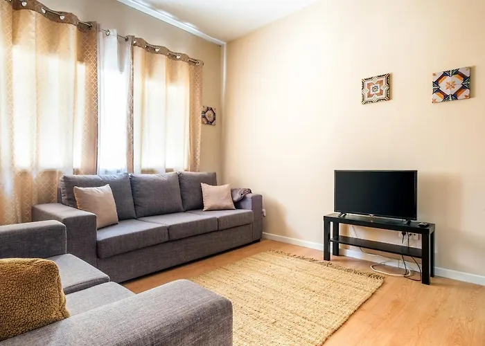 Апартаменты Spacious 3 Brs Apartment, Steps To Joao's Station