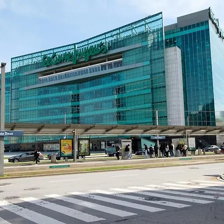 Spacious 3 Brs Apartment, Steps To Joao's Station فيلا نوفا دي غايا