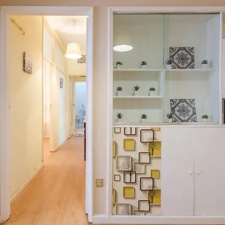 Spacious 3 Brs Apartment, Steps To Joao's Station شقة