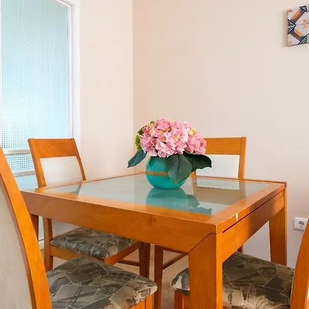 Spacious 3 Brs Apartment, Steps To Joao's Station شقة