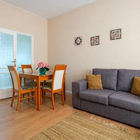 Spacious 3 Brs Apartment, Steps To Joao's Station فيلا نوفا دي غايا