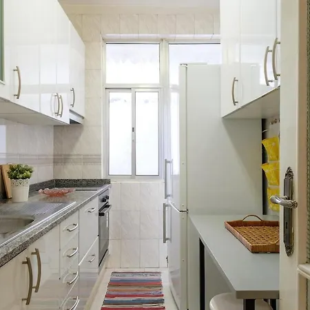 Spacious 3 Brs Apartment, Steps To Joao's Station