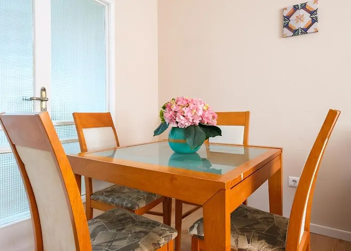 Spacious 3 Brs Apartment, Steps To Joao's Station Apartment