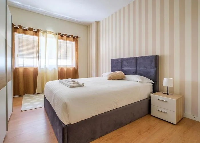 Spacious 3 Brs Apartment, Steps To Joao's Station Apartment