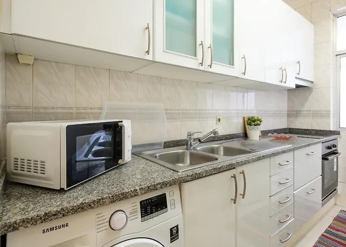 Spacious 3 Brs Apartment, Steps To Joao's Station