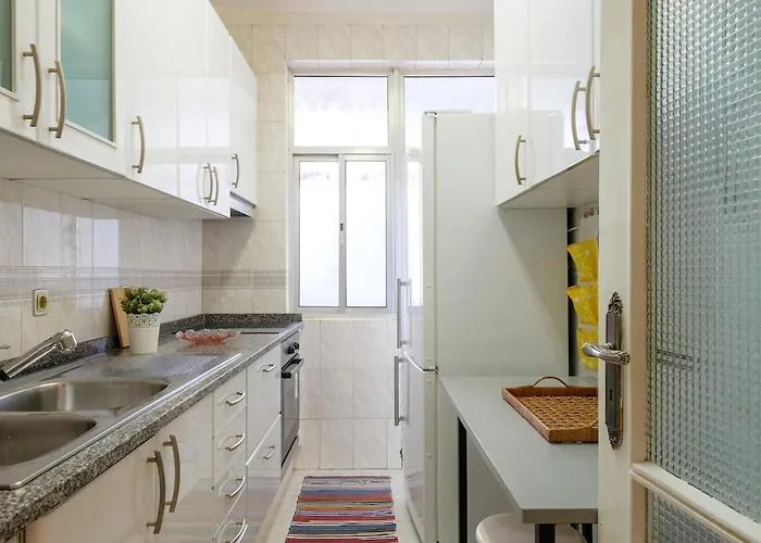 Spacious 3 Brs Apartment, Steps To Joao's Station