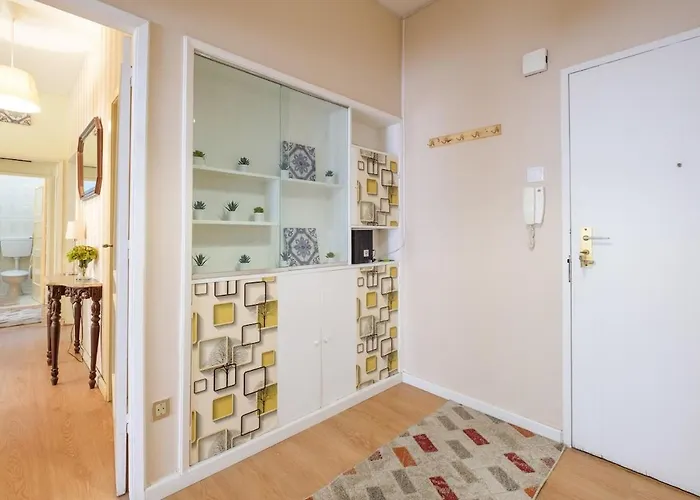 Spacious 3 Brs Apartment, Steps To Joao's Station Apartment