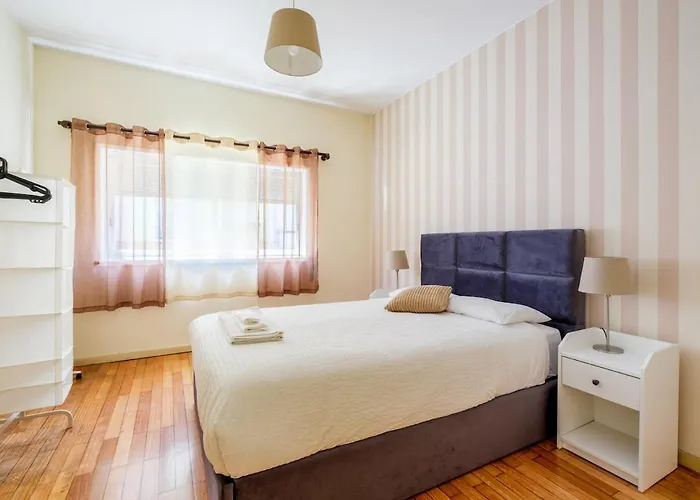 Spacious 3 Brs Apartment, Steps To Joao's Station Apartment *